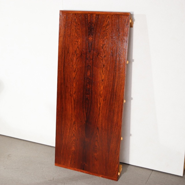 デンマーク製ダイニングテーブル。空間の印象を高めるヴィンテージ家具。ローズウッドの木目が魅力。