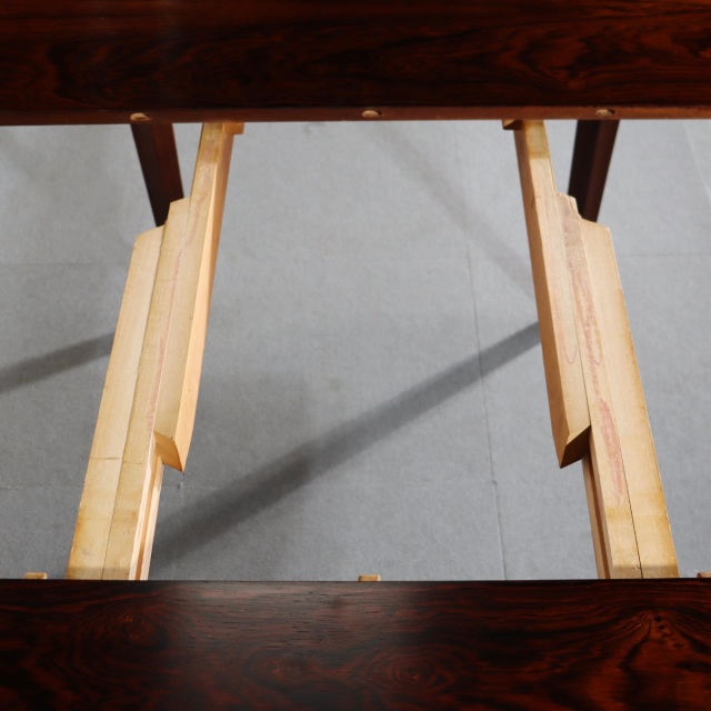 デンマーク製ダイニングテーブル。空間の印象を高めるヴィンテージ家具。ローズウッドの木目が魅力。