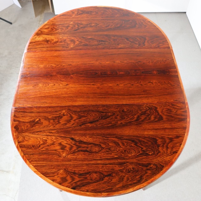 デンマーク製ダイニングテーブル。空間の印象を高めるヴィンテージ家具。ローズウッドの木目が魅力。