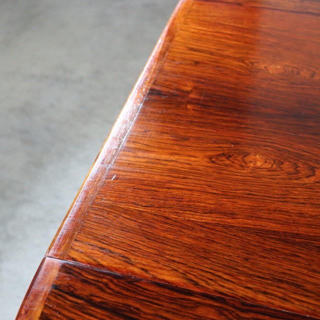 デンマーク製ダイニングテーブル。空間の印象を高めるヴィンテージ家具。ローズウッドの木目が魅力。