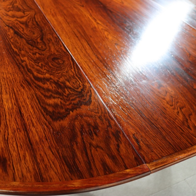 デンマーク製ダイニングテーブル。空間の印象を高めるヴィンテージ家具。ローズウッドの木目が魅力。