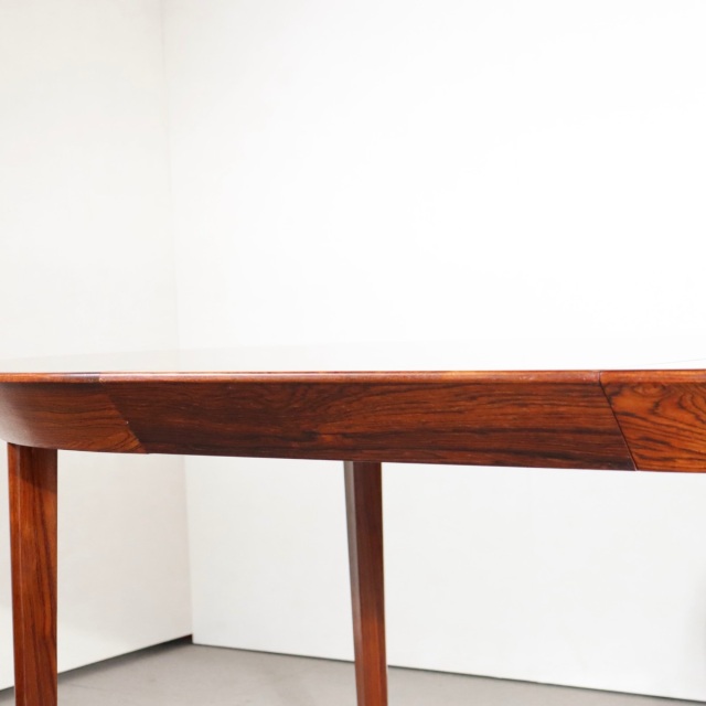 デンマーク製ダイニングテーブル。空間の印象を高めるヴィンテージ家具。ローズウッドの木目が魅力。