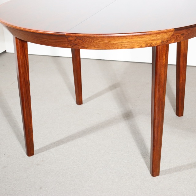 デンマーク製ダイニングテーブル。空間の印象を高めるヴィンテージ家具。ローズウッドの木目が魅力。