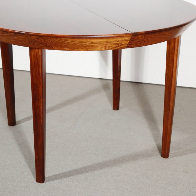 デンマーク製ダイニングテーブル。空間の印象を高めるヴィンテージ家具。ローズウッドの木目が魅力。