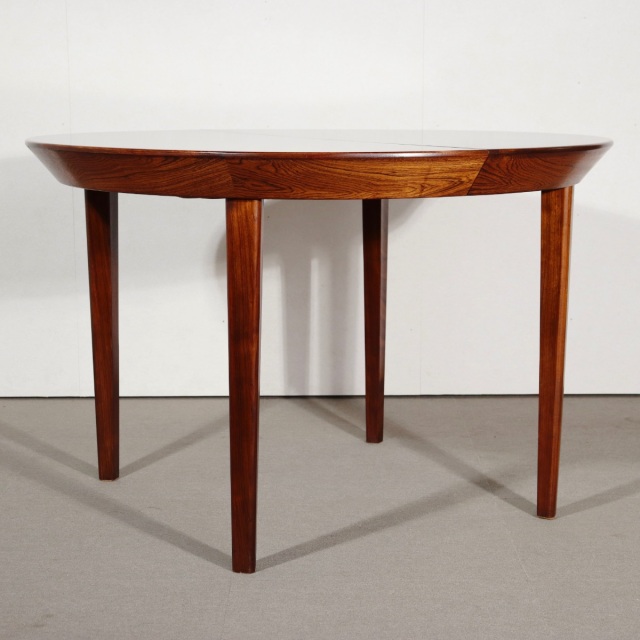 デンマーク製ダイニングテーブル。空間の印象を高めるヴィンテージ家具。ローズウッドの木目が魅力。