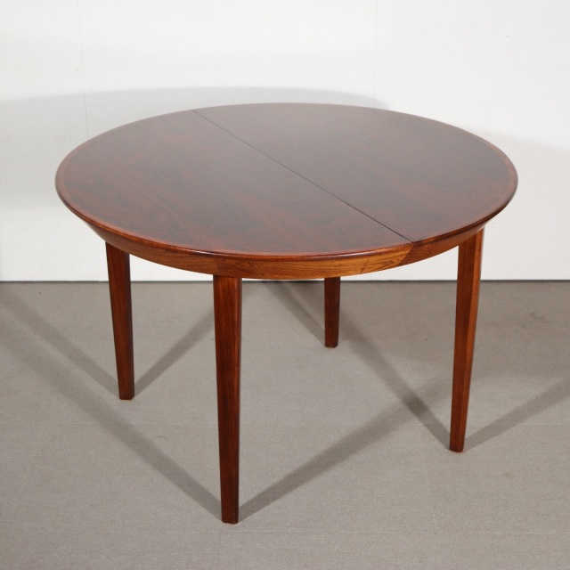 デンマーク製ダイニングテーブル。空間の印象を高めるヴィンテージ家具。ローズウッドの木目が魅力。