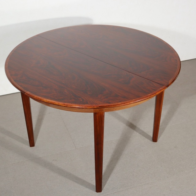 デンマーク製ダイニングテーブル。空間の印象を高めるヴィンテージ家具。ローズウッドの木目が魅力。