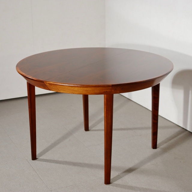 デンマーク製ダイニングテーブル。空間の印象を高めるヴィンテージ家具。ローズウッドの木目が魅力。