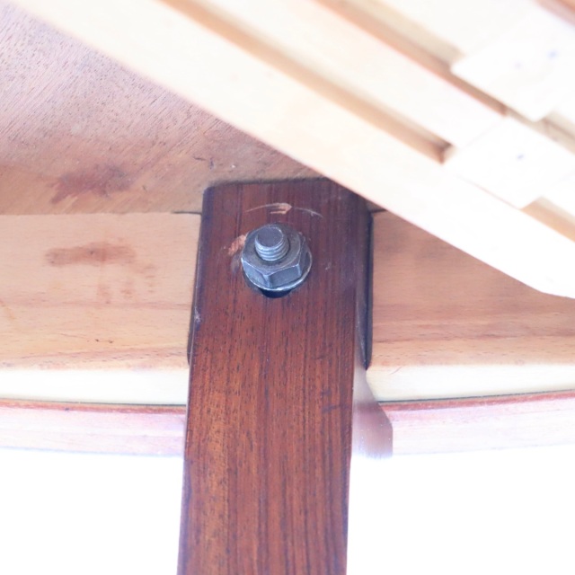 デンマーク製ダイニングテーブル。空間の印象を高めるヴィンテージ家具。ローズウッドの木目が魅力。