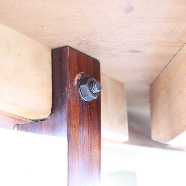 デンマーク製ダイニングテーブル。空間の印象を高めるヴィンテージ家具。ローズウッドの木目が魅力。