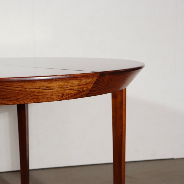 デンマーク製ダイニングテーブル。空間の印象を高めるヴィンテージ家具。ローズウッドの木目が魅力。