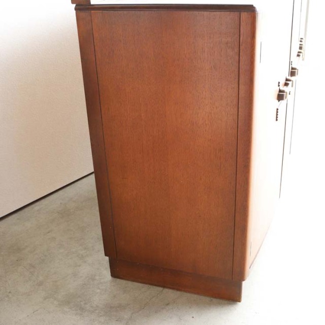 木製の扉のあるヴィンテージの棚　25095