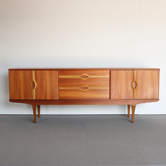 ストーンヒルStonehill製サイドボード。チークの木目が穏やかに流れる北欧ヴィンテージ。心を落ち着かせる一台。