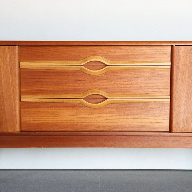 キキじゃない方】 ストーンヒルSTONEHILL製チーク材サイドボード 送料込み