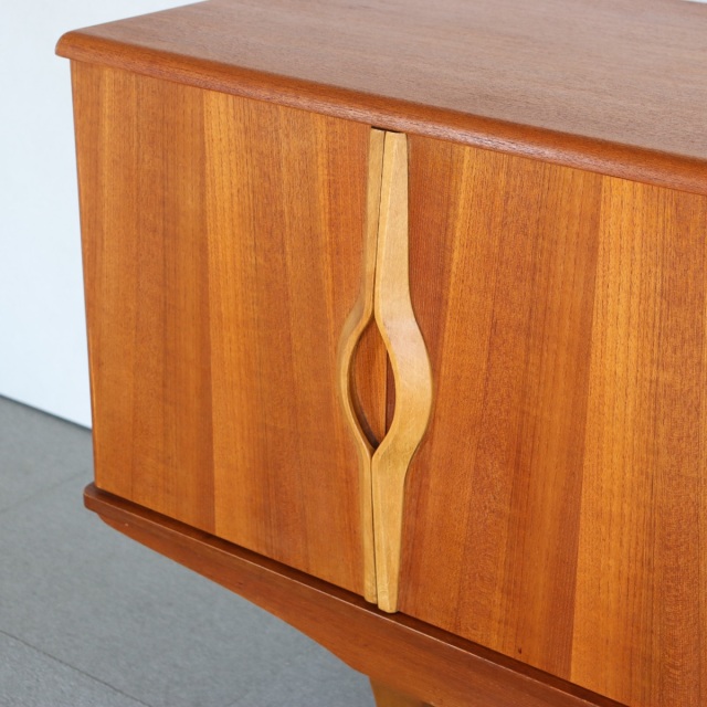 ストーンヒルStonehill製サイドボード。チークの木目が穏やかに流れる北欧ヴィンテージ。心を落ち着かせる一台。