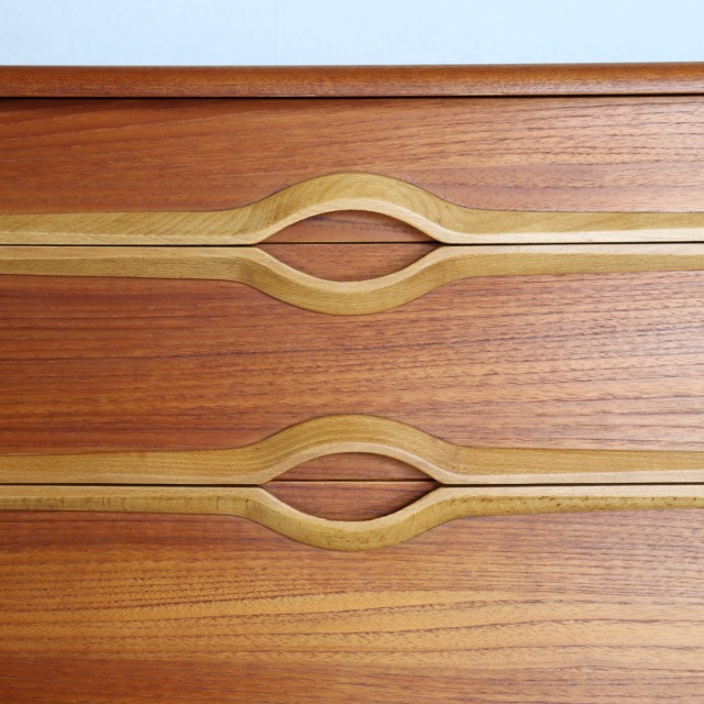 ストーンヒルStonehill製サイドボード。チークの木目が穏やかに流れる北欧ヴィンテージ。心を落ち着かせる一台。