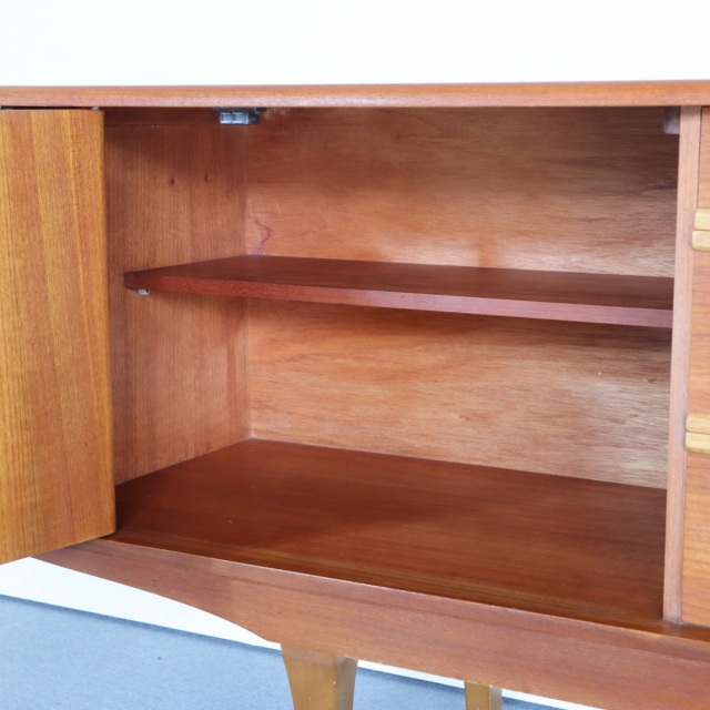 ストーンヒルStonehill製サイドボード。チークの木目が穏やかに流れる北欧ヴィンテージ。心を落ち着かせる一台。