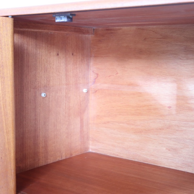 ストーンヒルStonehill製サイドボード。チークの木目が穏やかに流れる北欧ヴィンテージ。心を落ち着かせる一台。