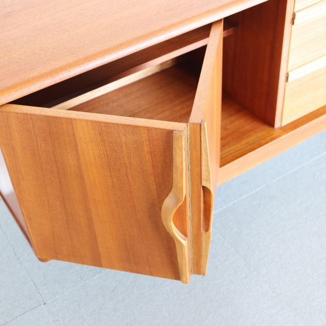 ストーンヒルStonehill製サイドボード。チークの木目が穏やかに流れる北欧ヴィンテージ。心を落ち着かせる一台。