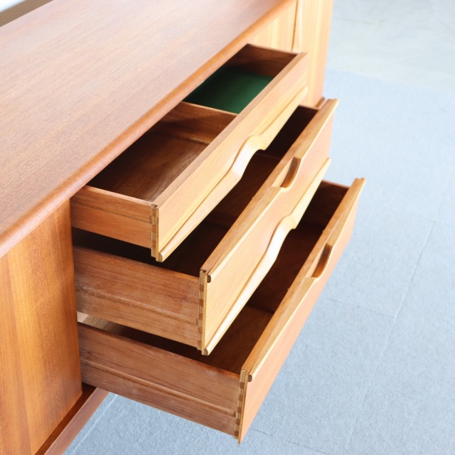 キキじゃない方】 ストーンヒルSTONEHILL製チーク材サイドボード 送料込み