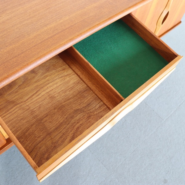 キキじゃない方】 ストーンヒルSTONEHILL製チーク材サイドボード 送料込み