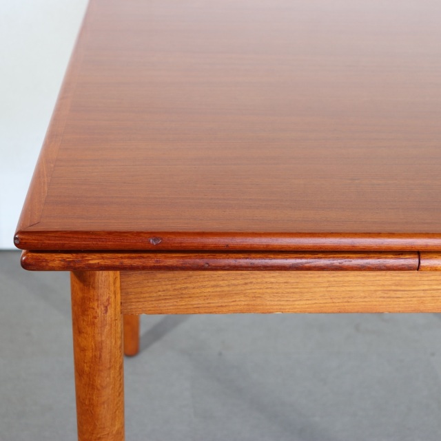 デンマーク製ダイニングテーブル。チーク材の自然な艶が印象的なヴィンテージ。高級感漂う佇まい。