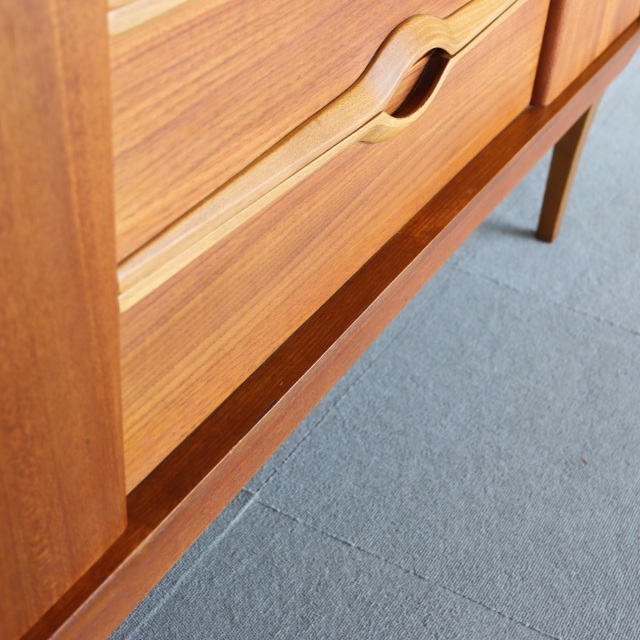 ストーンヒルStonehill製サイドボード。チークの木目が穏やかに流れる北欧ヴィンテージ。心を落ち着かせる一台。