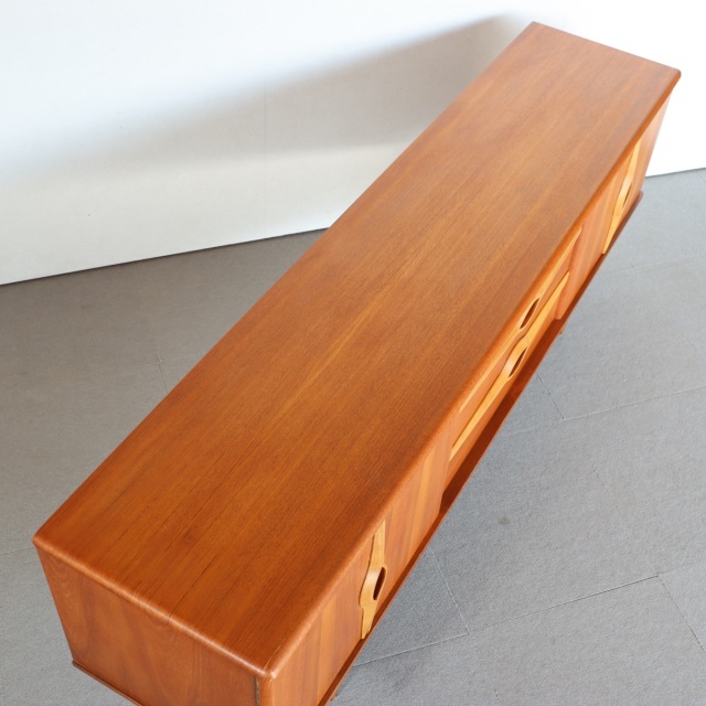 Stonehill(ストーンヒル) 英国 ヴィンテージ サイドボード(401) Stonehill(ストーンヒル) 英国 ヴィンテージ サイドボード(401