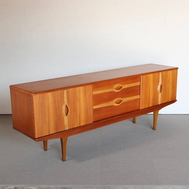 ストーンヒルStonehill製サイドボード。チークの木目が穏やかに流れる北欧ヴィンテージ。心を落ち着かせる一台。