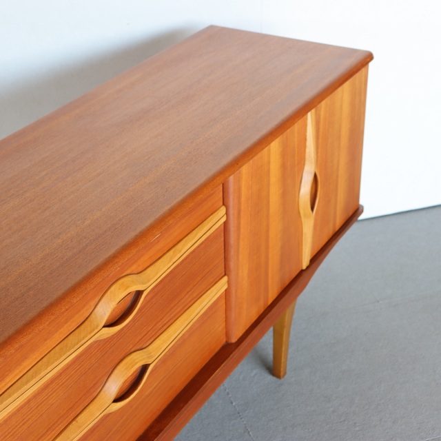 キキじゃない方】 ストーンヒルSTONEHILL製チーク材サイドボード 送料込み