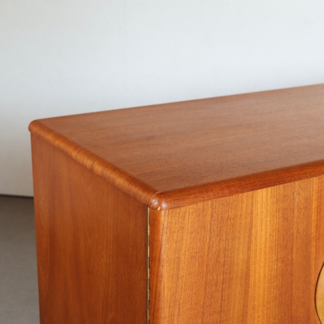 ストーンヒルStonehill製サイドボード。チークの木目が穏やかに流れる北欧ヴィンテージ。心を落ち着かせる一台。