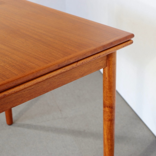 デンマーク製ダイニングテーブル。チーク材の自然な艶が印象的なヴィンテージ。高級感漂う佇まい。