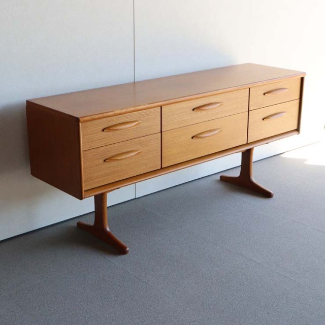 脚のある木製ヴィンテージサイドボード　24002