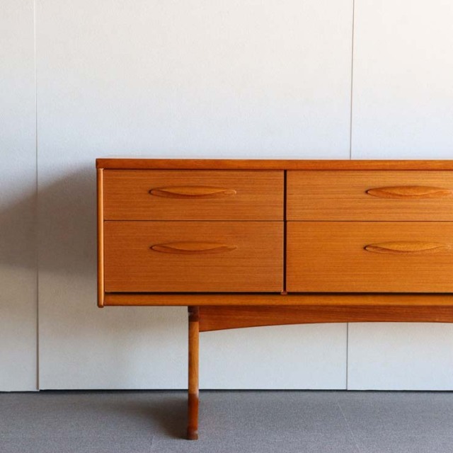 脚のある木製ヴィンテージサイドボード　24002