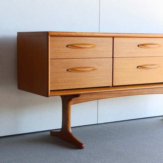 脚のある木製ヴィンテージサイドボード　24002