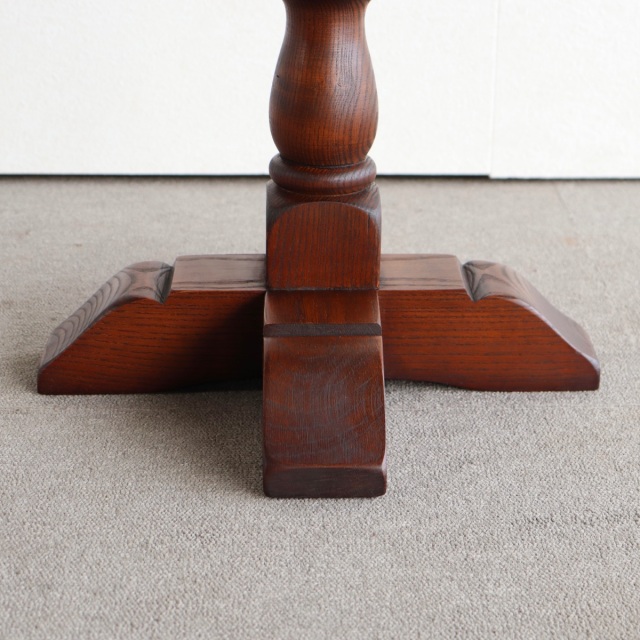 オールドチャームOLD CHARMのテーブル