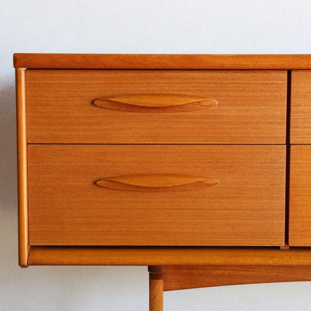 脚のある木製ヴィンテージサイドボード　24002