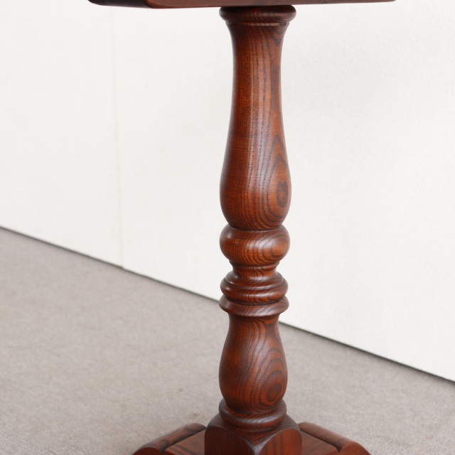 オールドチャームOLD CHARMのテーブル