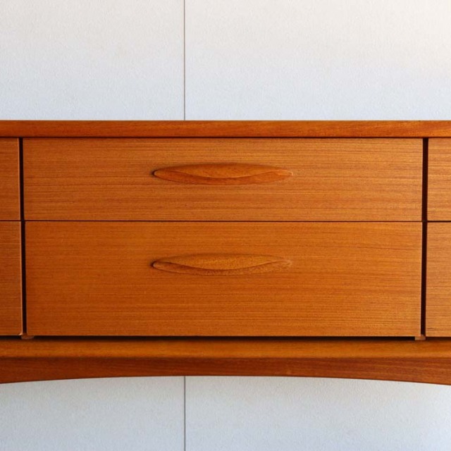 脚のある木製ヴィンテージサイドボード　24002