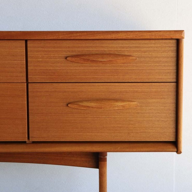 脚のある木製ヴィンテージサイドボード　24002