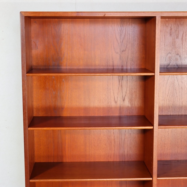 ボーエモーゲンセンブックケース。チーク材の木目が際立つヴィンテージ。所有する価値を感じる一品。