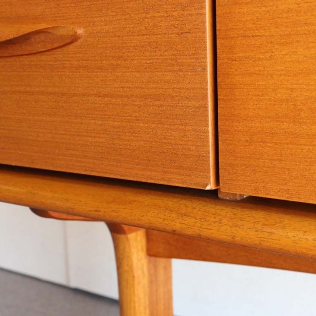 脚のある木製ヴィンテージサイドボード　24002