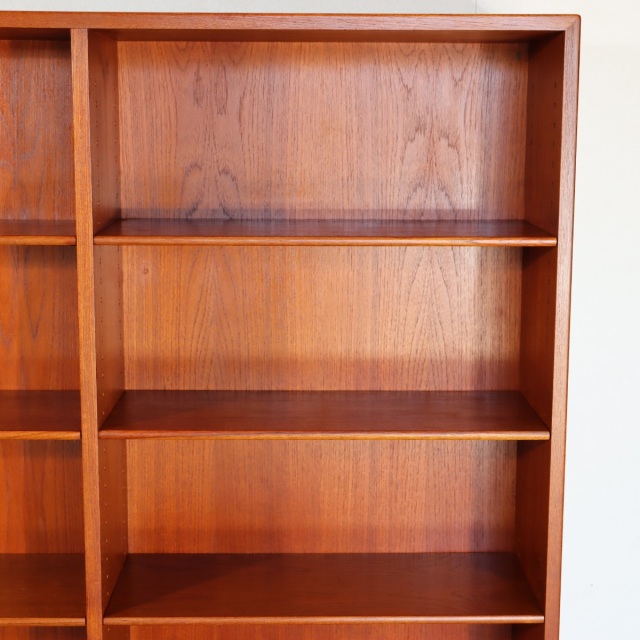 ボーエモーゲンセンブックケース。チーク材の木目が際立つヴィンテージ。所有する価値を感じる一品。