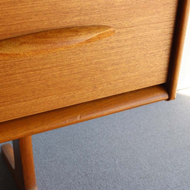 脚のある木製ヴィンテージサイドボード　24002