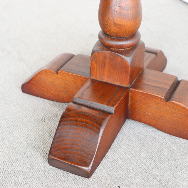 オールドチャームOLD CHARMのテーブル