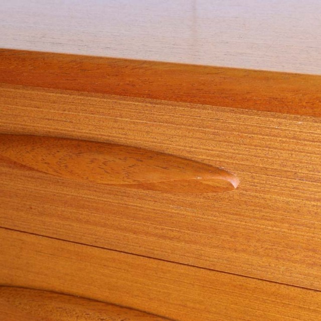 脚のある木製ヴィンテージサイドボード　24002