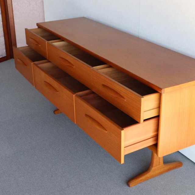 脚のある木製ヴィンテージサイドボード　24002