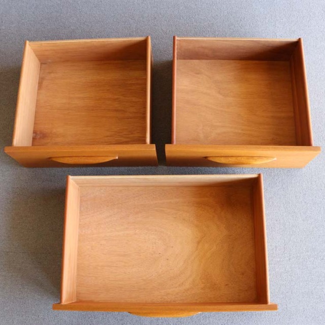 脚のある木製ヴィンテージサイドボード　24002