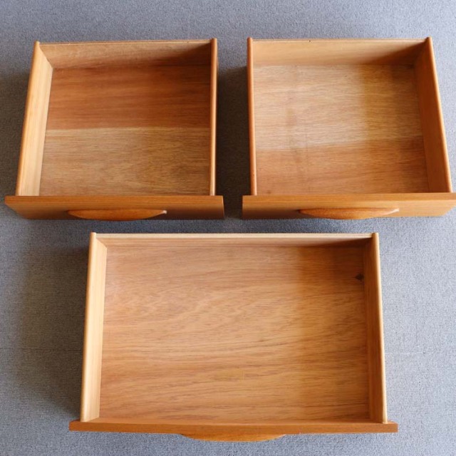 脚のある木製ヴィンテージサイドボード　24002