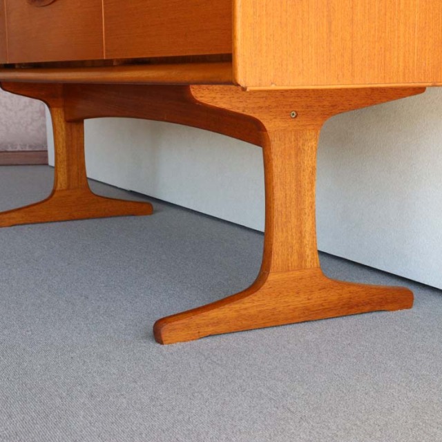 脚のある木製ヴィンテージサイドボード　24002